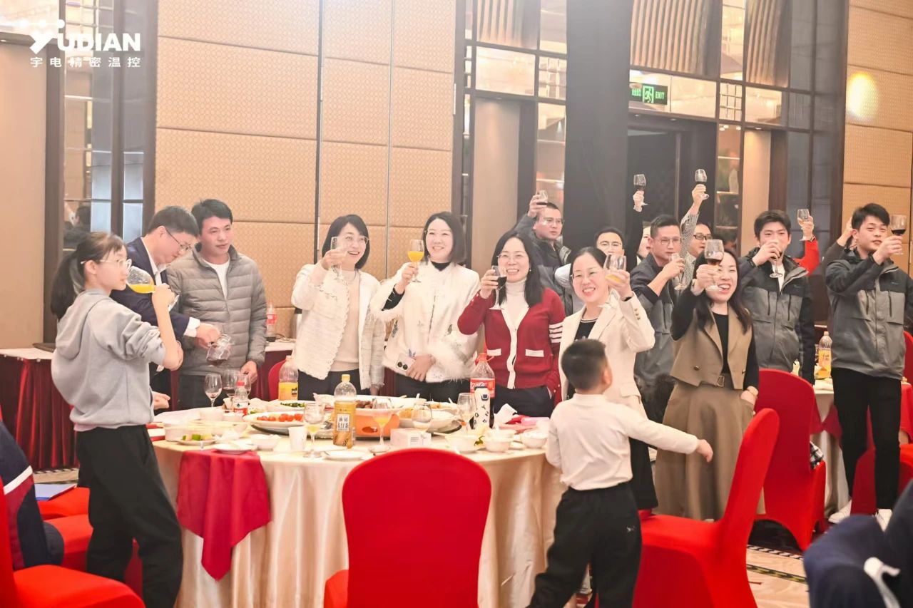 舉杯2.jpg 舉杯2.jpg